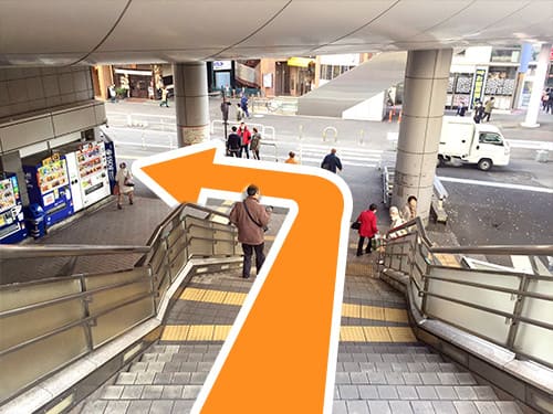 すぐの階段を下りて左へ進みます。