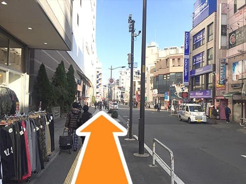 100mほど直進するとY字路になっています