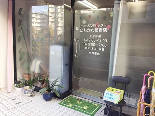 100mほど直進すると踏切の手前、右手に当院があります。