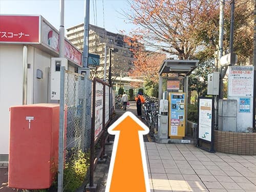 すぐ左の駐輪場の中を入っていきます。