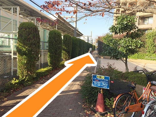 駐輪場の突き当りを右に曲がり