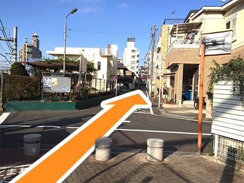 路地に出ますがそのまま直進します。