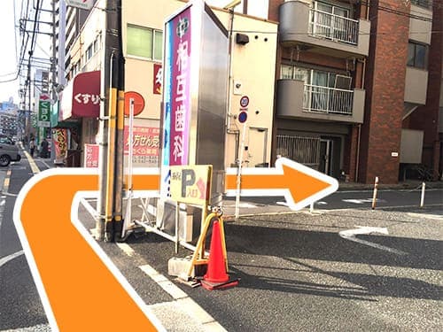 30mほどで最初の十字路に出るので、右へ曲がります。