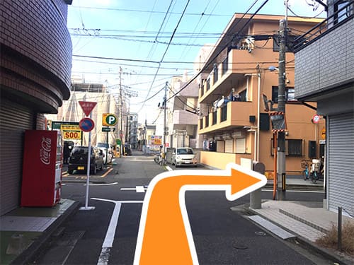 30mほどで最初の十字路に出るので、右へ曲がります。